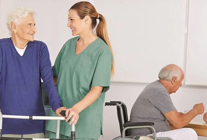 tagespflege Stationäre Pflege - Altenpflegerin mit Patientin
